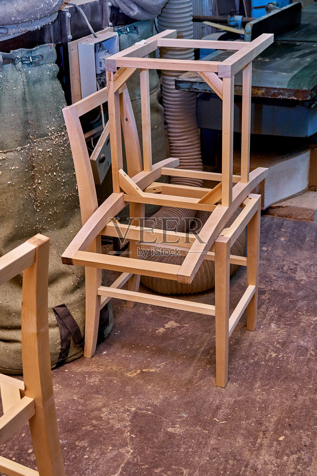 木工、木工生产。制作木框椅子。家具制造照片摄影